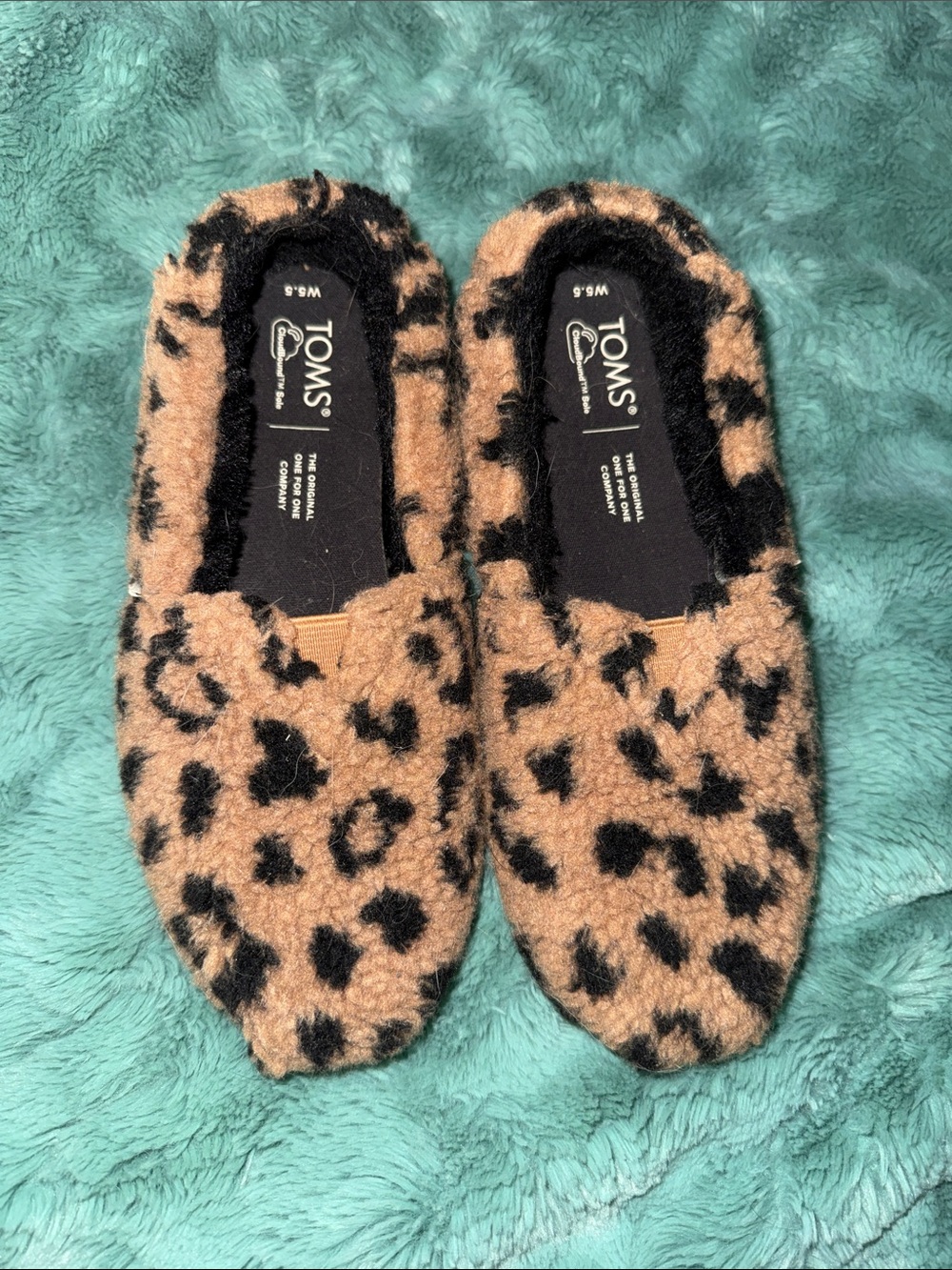Toms Leopard Fuzzy Slip-On Slippers in Tan and Black